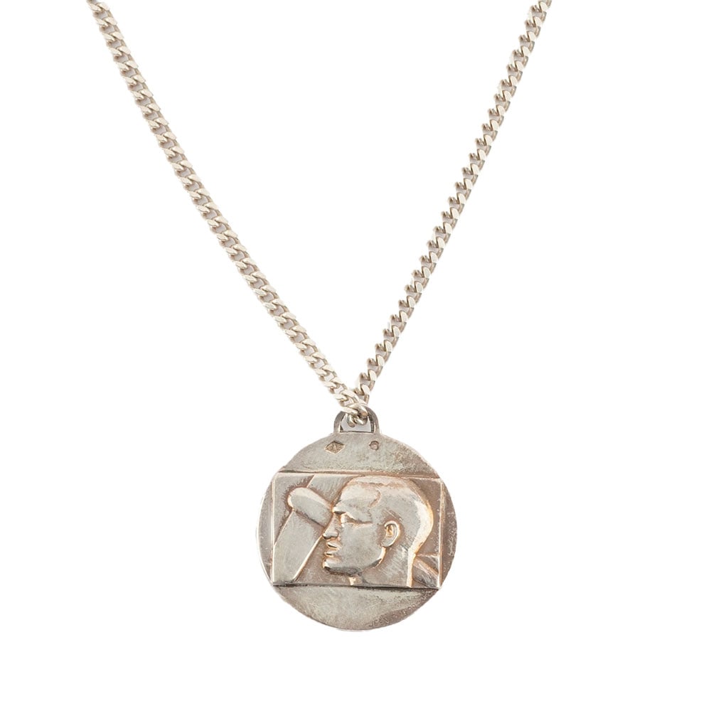 Jean-Émile PUIFORCAT (1897-1945): Description française: Jean-Émile PUIFORCAT (1897-1945) Médaille- pendentif en argent représentant l'aviateur Dieudonné Coste. Poinçon d'Orfèvre "EP" et