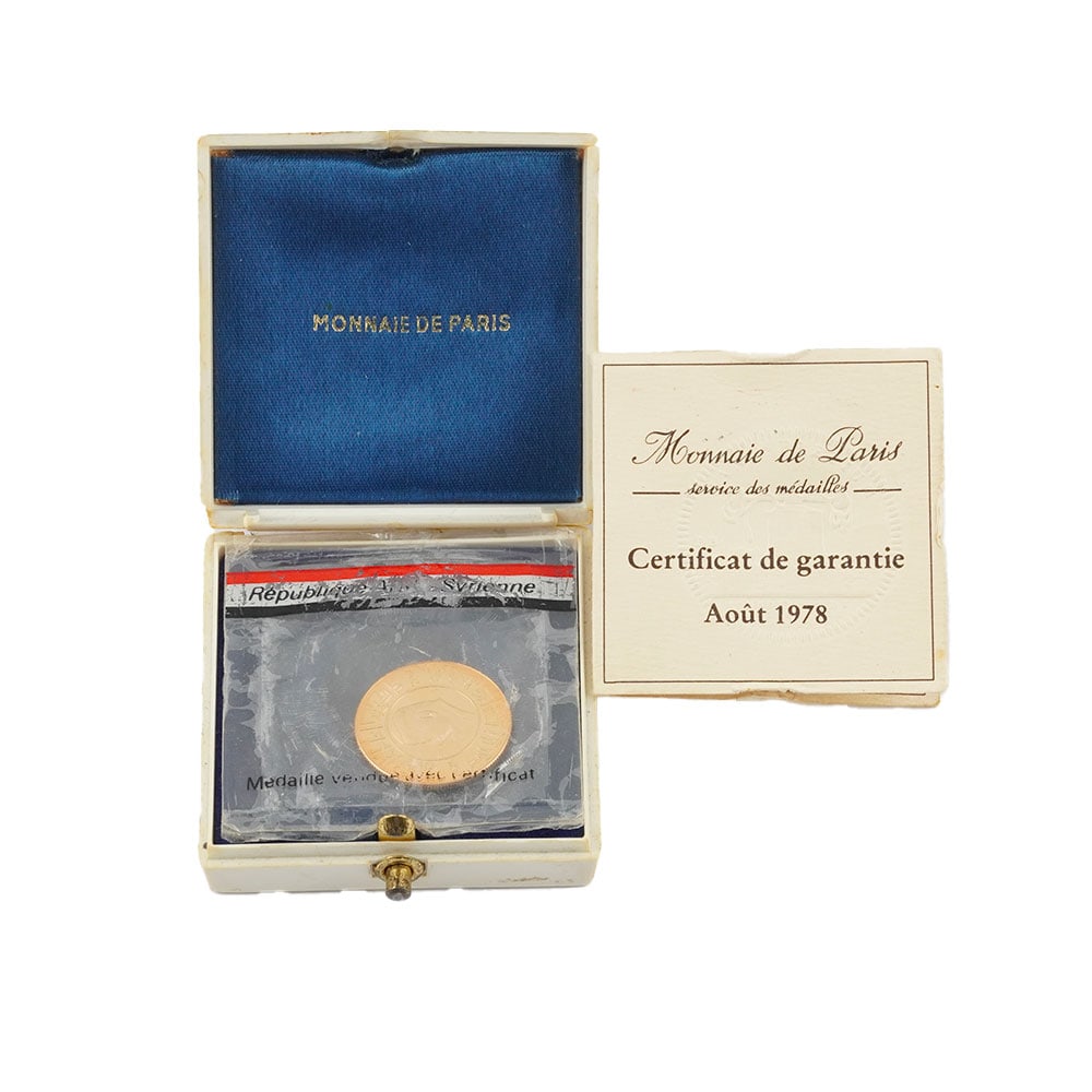 RARE- SYRIE, Hafez El-Assad 1978: Description française: RARE- SYRIE, Hafez El-Assad 1978 Rare pièce de 1 Livre Réélection du président Hafez El-Assad 1978 en or 0.900 dans sa pochette scelée,