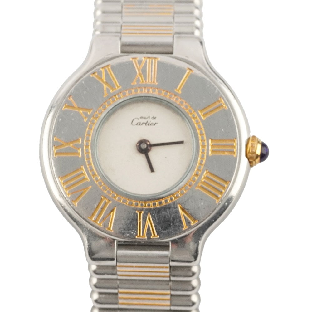 MUST DE CARTIER: Description française: MUST DE CARTIER Montre Must de Cartier en acier et plaqué or, boîtier rond de 28 mm, cadran blanc, lunette ornée de chiffres romains pour les heures,