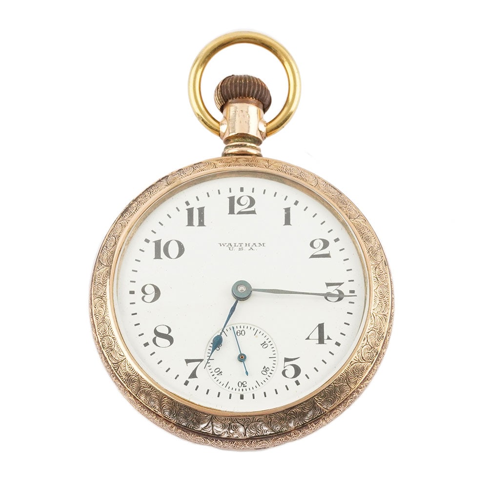 WALTHAM: Description française: WALTHAM Montre à gousset Waltham, boîtier en plaqué or de 55 mm, cadran blanc, chiffres arabes appliqués pour les heures,seconde à 6h, mouvement