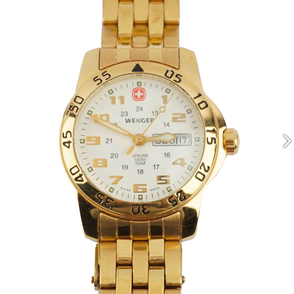 WENGER: Description française: WENGER Montre Wenger en acier doré, boîtier rond de 28 mm environ, cadran blanc, chiffres arabes appliqués pour les heures, résistant à l'eau
