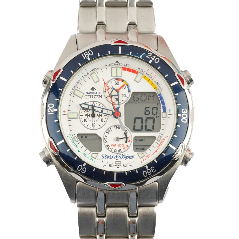 CITIZEN: Description française: CITIZEN Montre Citizen Navisail Stars & Stripes "America's Cup 2000 en acier, boîtier de 42 mm, cadran blanc avec des accents rouges et bleus, chronofraphe de regate.