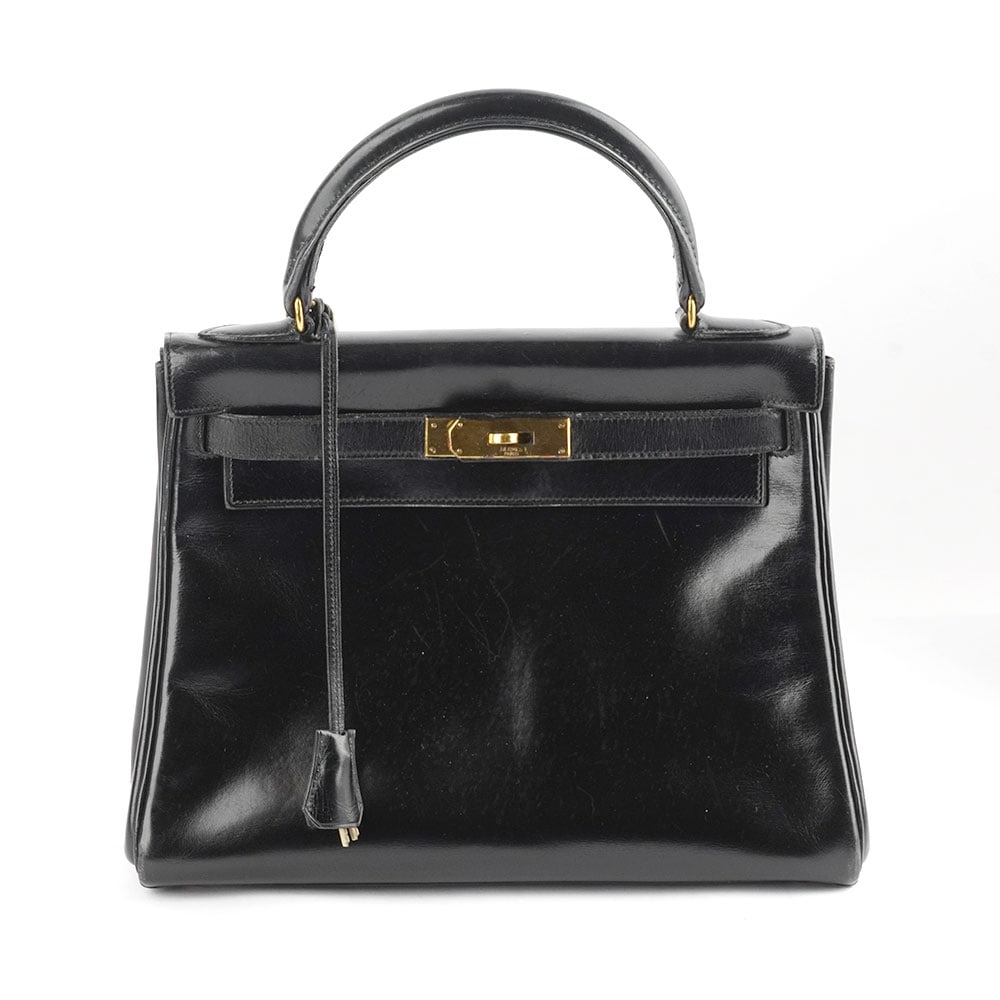 HERMÈS KELLY 28: Description française: HERMÈS KELLY 28 Sac vintage Hermès Kelly en cuir noir, garniture en métal doré, cadnas et clés. Circa 1975 H: 20 cm - 8", L: 28 cm - 11", P: 10 cm
