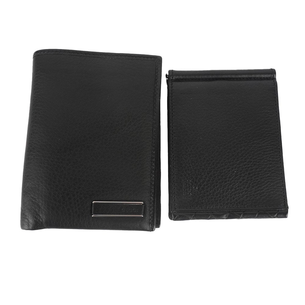 GUCCI: Description française: GUCCI Ensemble de 2 portefeuilles Gucci en cuir noir, compartiments pour les billets, cartes et pieces d'identité. H: 12cm - 4.75", L: 9 cm - 3.5". P: 2.5 cm - 1"