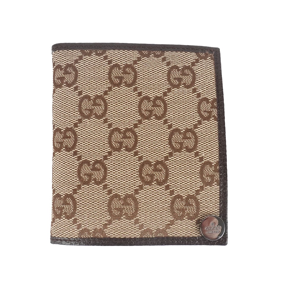 GUCCI: Description française: GUCCI Porte-cartes Gucci en toile GG et cuir marron, compartiments pour les billets et cartes, unis par un bouton. H: 10cm - 4", L: 8.5 cm - 3.5" English Description: