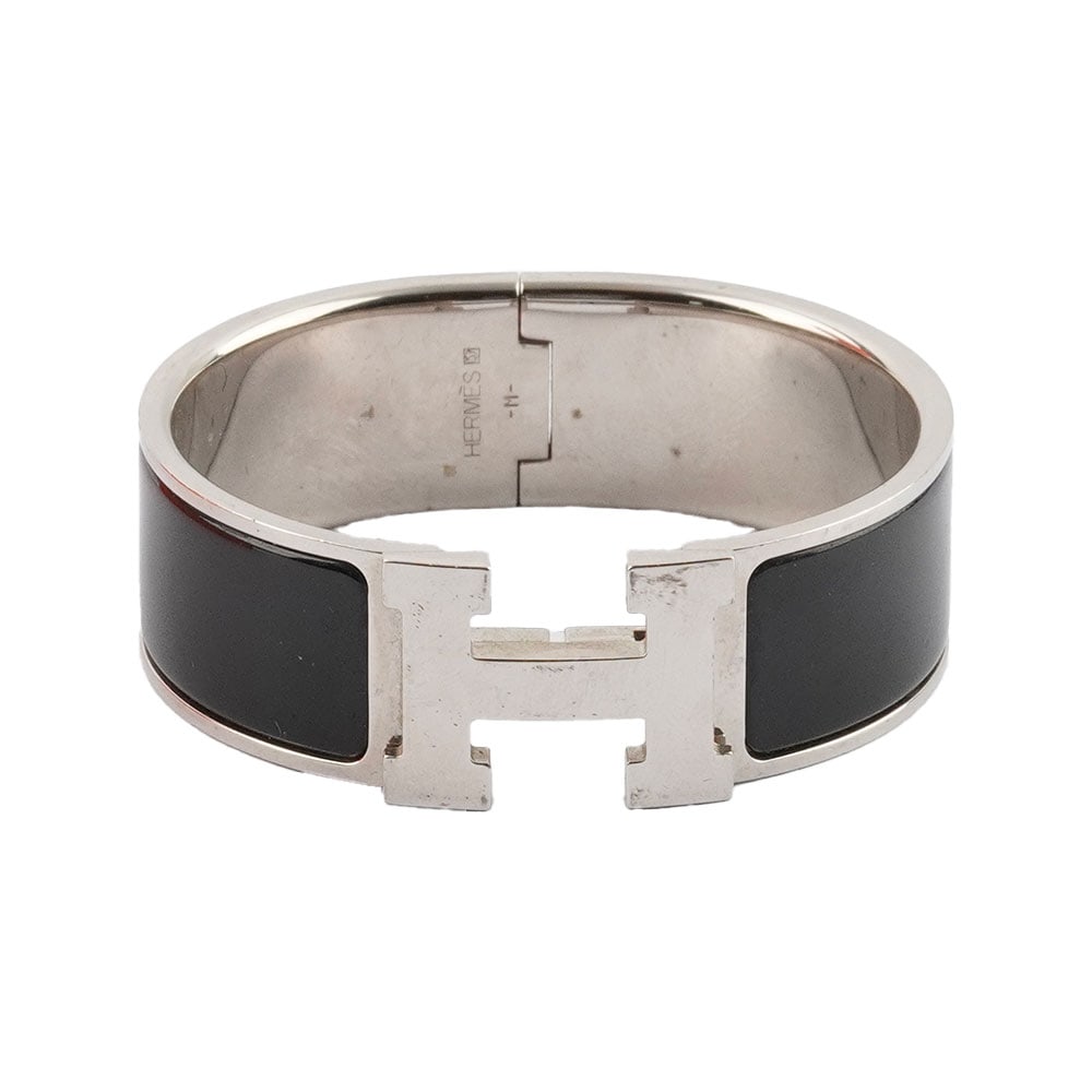 HERMÈS Bracelet Hermès: Description française: HERMÈS Bracelet Hermès Clic H en métal argenté et èmail noir. Taill: M Dimensions: 5.6 x 4.7 cm - 2.25 x 1.8" Largeur: 2.0 cm -0.75" Boîte