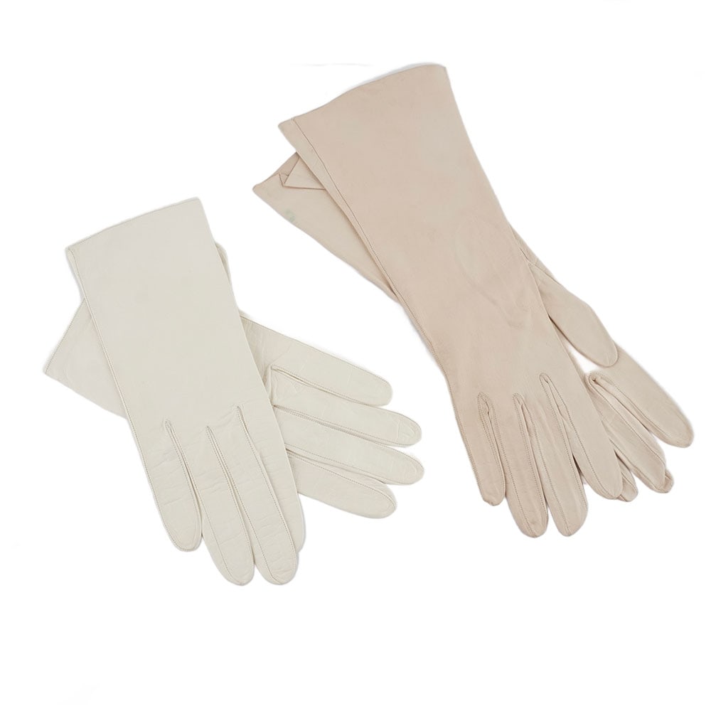 CHRISTIAN DIOR: Description française: CHRISTIAN DIOR Deux paire de gants pour dame en cuir crème. Taille: 61/2, 6 3/4 English Description: CHRISTIAN DIOR Two pairs of cream leather women's gloves. Sizes: