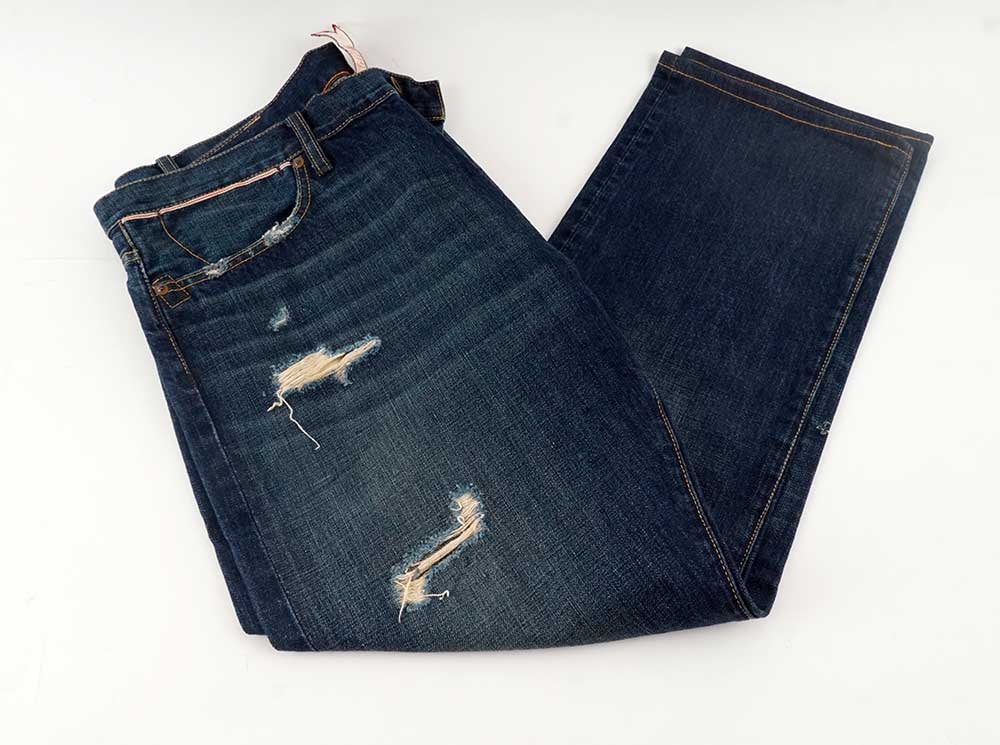 RALPH LAUREN: Description française: RALPH LAUREN Jeans bleu avec déchirrures. Taille 34. English Description: RALPH LAUREN Destressed blue jeans. Size 34.