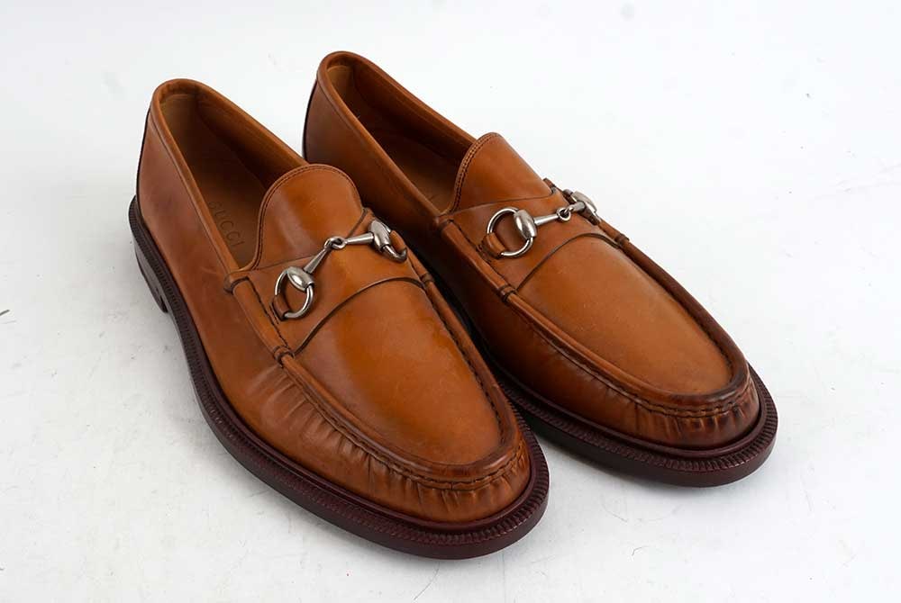 GUCCI: Description française: GUCCI Mocassins à bride de cuir brun clair avec semelle contrastante marron et mors emblématique. Taille 8 English Description: GUCCI Camel leather penny loafers 