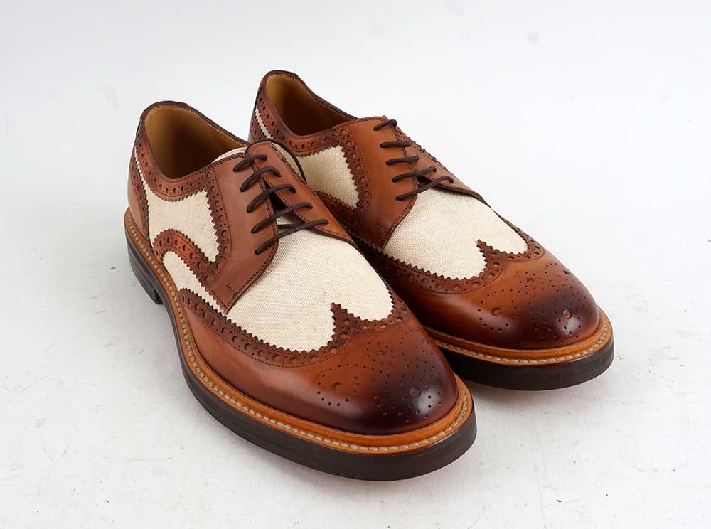 GUCCI: Description française: GUCCI Richelieus brogues bicolores en cuir marron et toile beige. Taille 8 English Description: GUCCI Two-tone brogue oxfords in brown leather and beige canvas. Size 8
