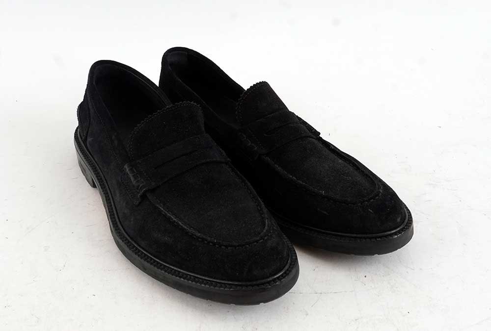 VINNY'S: Description française: VINNY'S Chaussures noire en suède. Taille 42. English Description: VINNY'S Black suede shoes. Size 42.