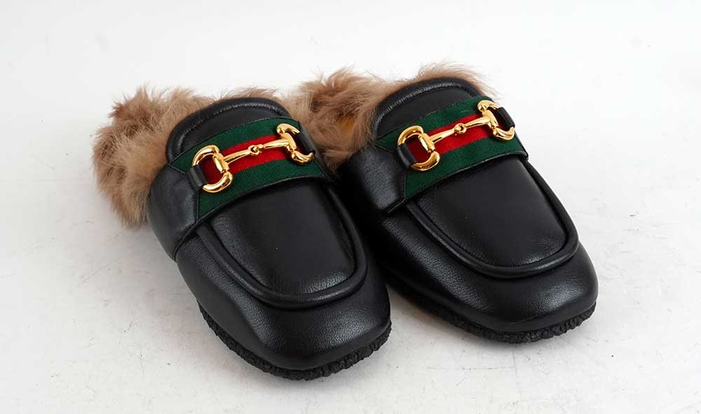 GUCCI: Description française: GUCCI Mules plates Princetown verte avec bande bleu et rouge, en fourrure et cuir coussiné noir. Sans taille. English Description: GUCCI Princetown flat mules in green