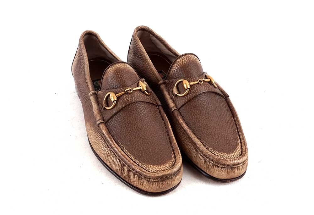 GUCCI: Description française: GUCCI Chaussures marrons en cuir texturé. Taille 8 1/2. English Description: GUCCI Brown textured leather shoes. Size 8.5.
