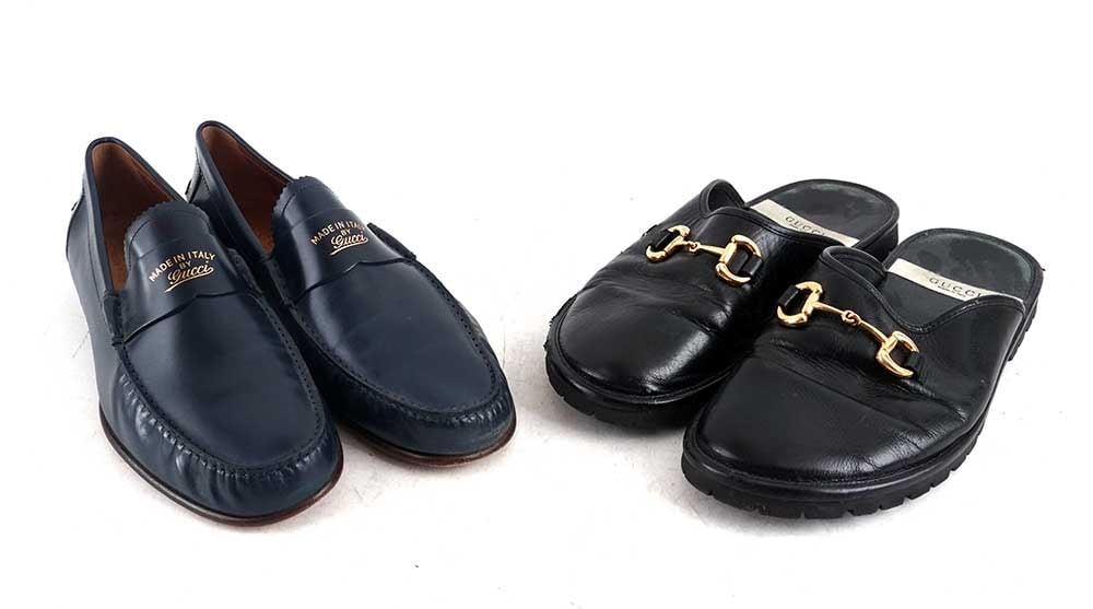 GUCCI: Description française: GUCCI Lot -Mules noires en cuir.Taille 8. -Mocassins bleus en cuir. Taille 8 1/2. English Description: GUCCI Set - Black leather mules. Size 8. - Blue leather loafers.
