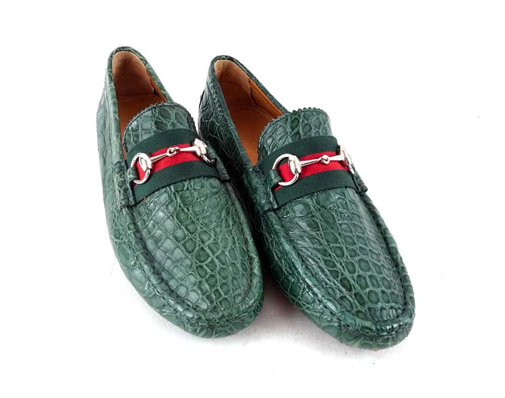 GUCCI: Description française: GUCCI Chaussures vertes en cuir texturé. Taille 8. English Description: GUCCI Green textured leather shoes. Size 8.