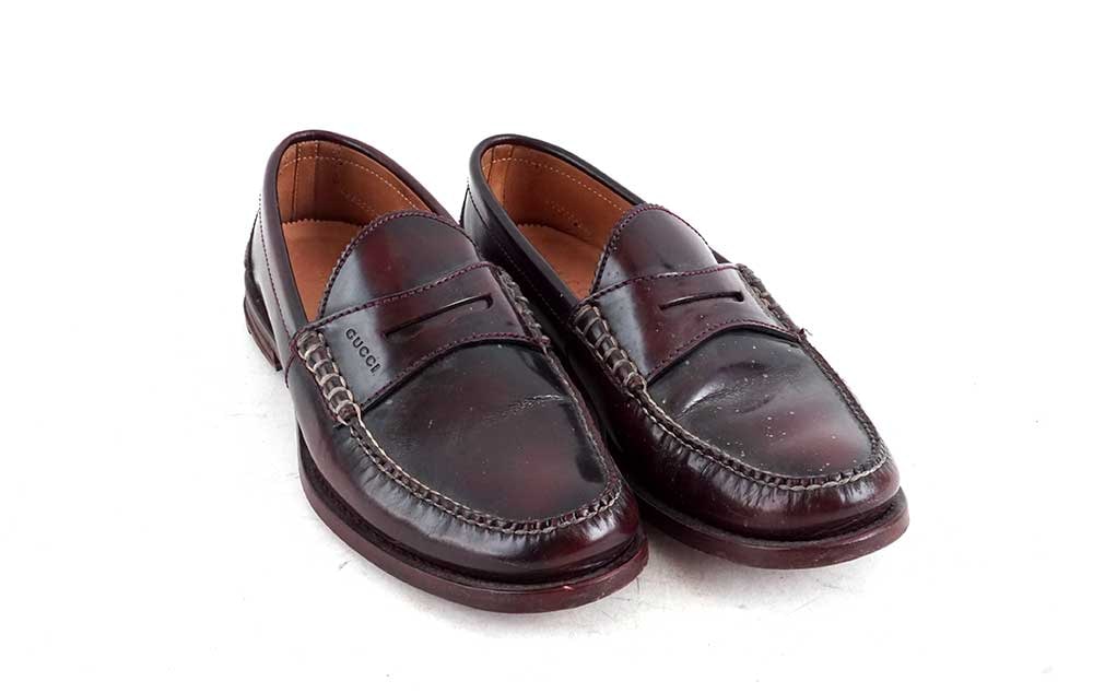 GUCCI: Description française: GUCCI Mocassins à bride de cuir marron. Taille 8 English Description: GUCCI Brown leather penny loafers. Size 8