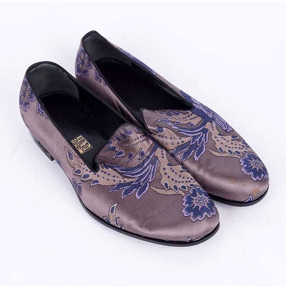 GUCCI: Description française: GUCCI Paire de mocassins en tissu satiné à motifs de fleurs. Taille: 8 homme English Description: GUCCI Pair of loafers in satin fabric with floral motifs. Size 8
