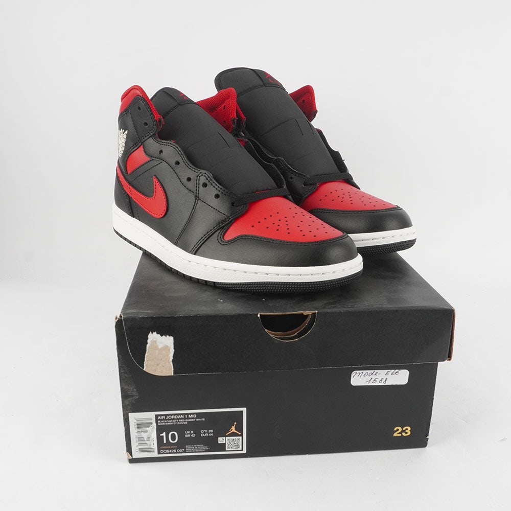 NIKE AIR JORDAN 1 MID: Description française: NIKE AIR JORDAN 1 MID Baskets Nike Air Jordan en couleur noir, rouge et blanc Taille: 10 Boîte d'origine English Description: NIKE AIR JORDAN 1 MID Nike Air Jordan