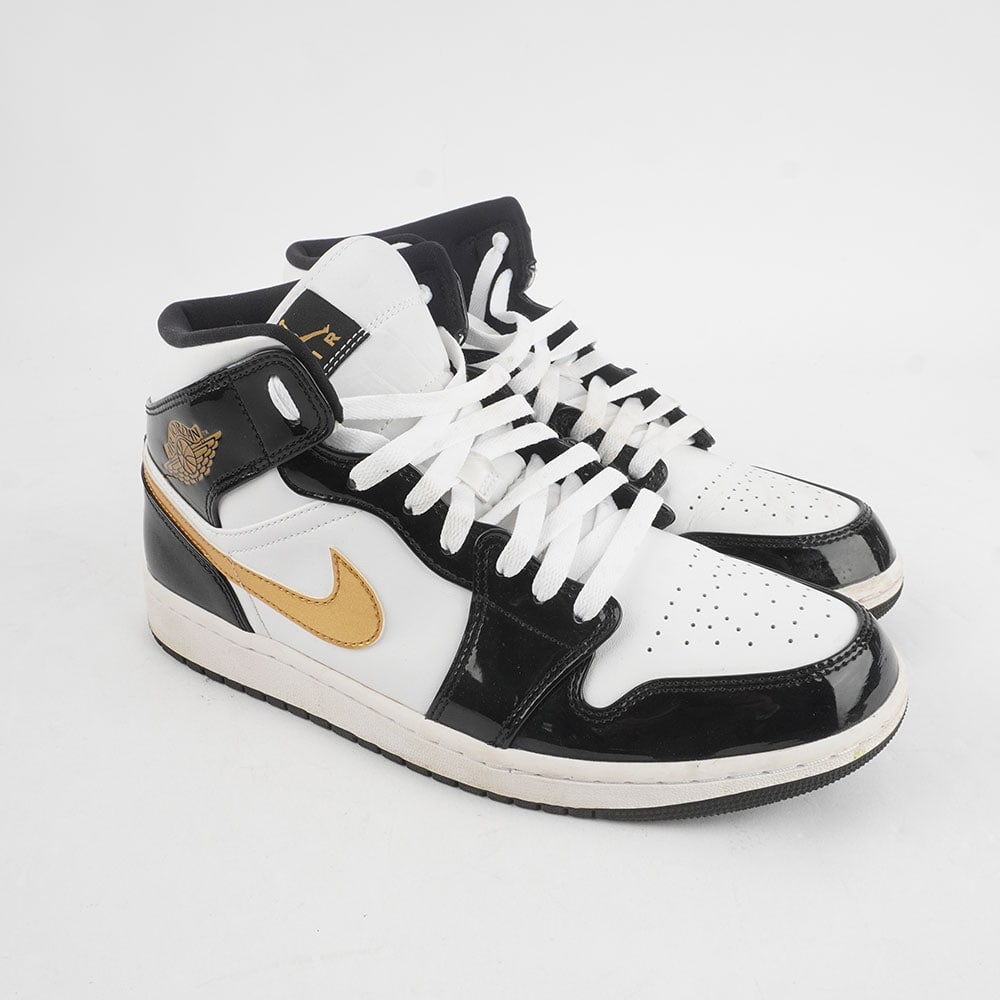 NIKE AIR JORDAN 1 MID SE: Description française: NIKE AIR JORDAN 1 MID SE Baskets Nike Air Jordan en couleur blanc, noir verni et doré Taille: 10 English Description: NIKE AIR JORDAN 1 MID SE Nike Air Jordan