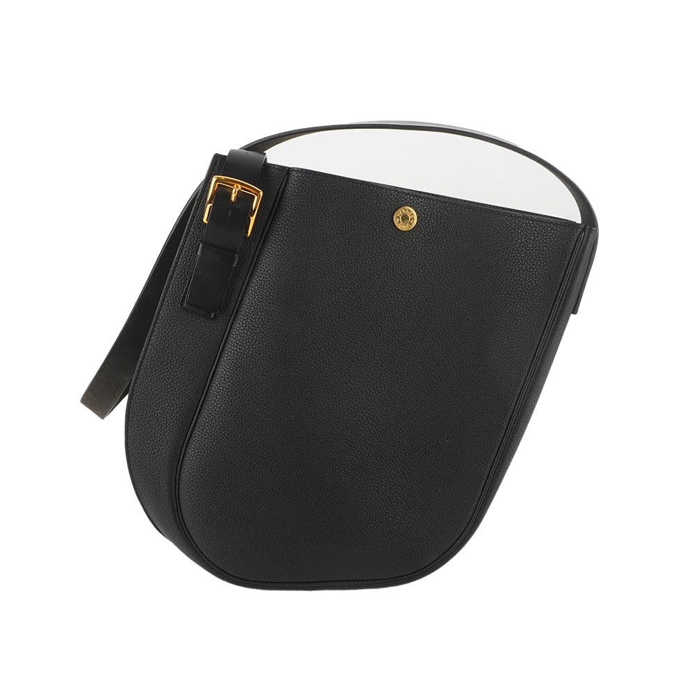 HERMÈS: Description française: HERMÈS Sac Hermès Perspective Cavalière en cuir noir Togo de la forme incurvée, bandoulière et boucle dorée. Circa 2022 ( PU) H: 28 cm - 11", 