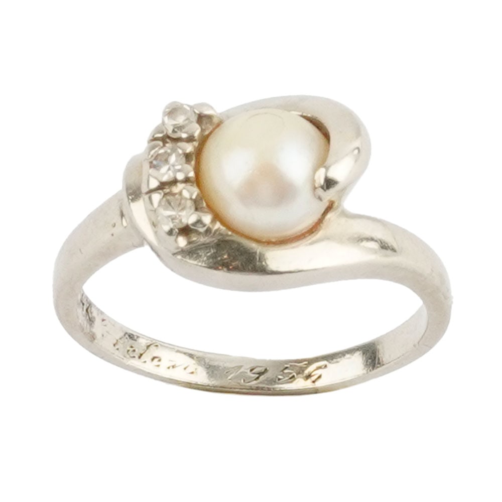 OR 14K / 14K GOLD: Description française: OR 14K / 14K GOLD Bague en or blanc 14K sertie d'une perle et diamants. Poids brut: 3.3 g Taille: 6 US English Description: 14K GOLD 14K white gold ring set with a pearl