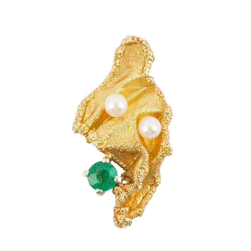 OR 18K /18K GOLD: Description française: OR 18K /18K GOLD Pendentif en or jaune 18K serti de pierre verte et deux perles, signé: "18K", "JPG" Poids brut: 5.5 g Dimensions: 2.8 x 1.5 cm - 1.1 x 0.6" English De