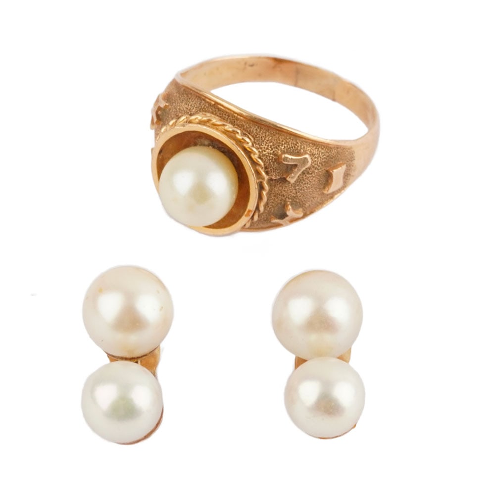 OR 10K, PERLES / 10K GOLD, PEARLS: Description française: OR 10K, PERLES / 10K GOLD, PEARLS Bague et paire de boucles d'oreilles en or jaune 10K ornées de perles. Poids brut: 10.3 g Taille: 9 US English Description: 10K