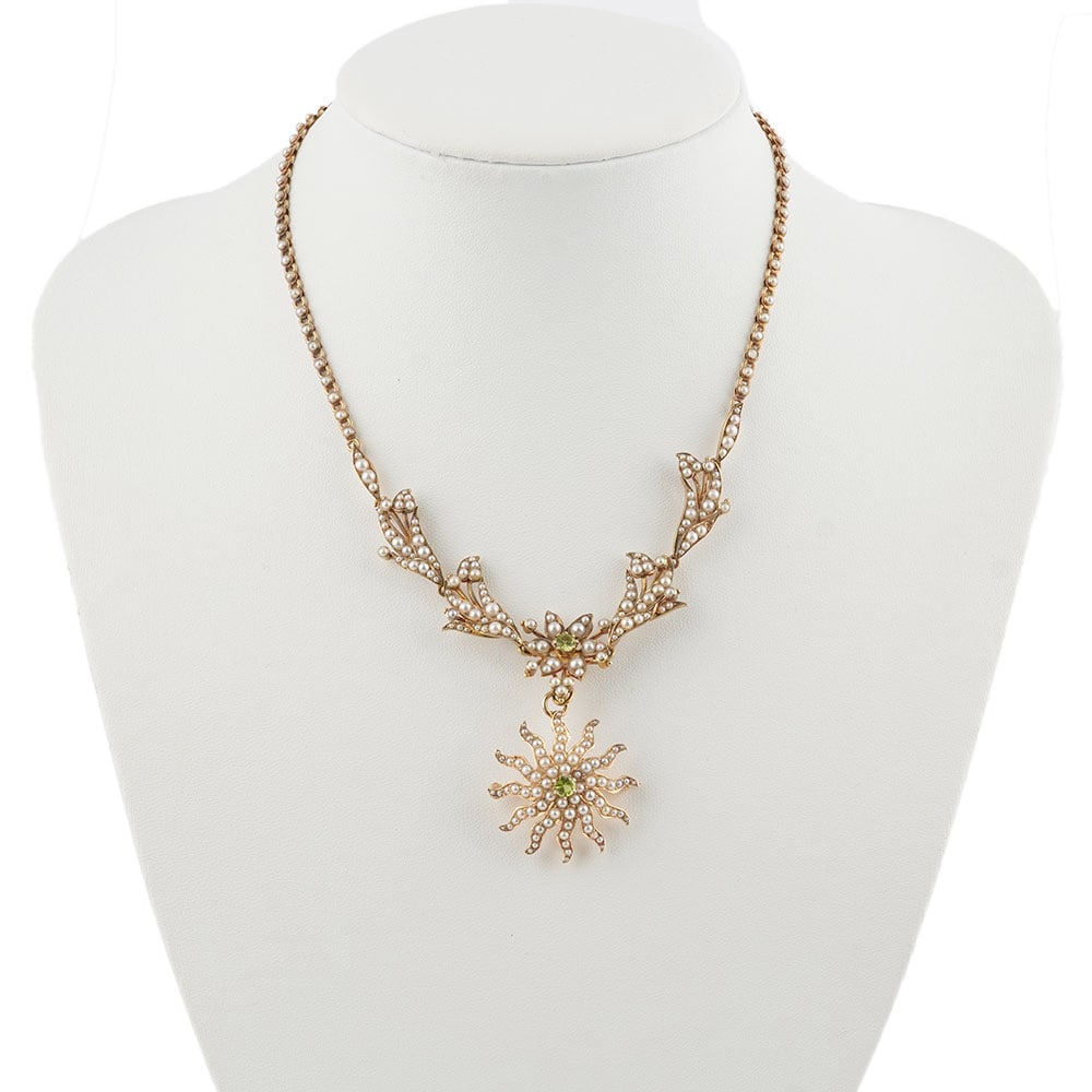 OR 14K, PERLES / 14K: Description française: OR 14K, PERLES / 14K GOLD, PEARLS Collier de style victorien en or 14K orné de petites perles et de péridots. Pendentif-broche en or jaune 14K serti de perles et 