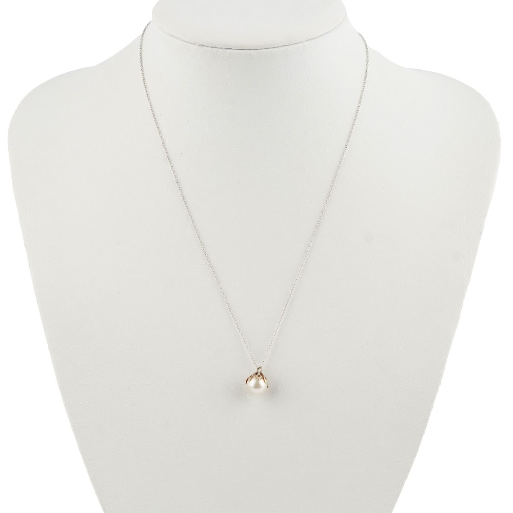OR 10K / 10K GOLD: Description française: OR 10K / 10K GOLD Chaîne en or blanc 10K et pendentif orné d'une perle. Poids brut: 1.5 g English Description: 10K GOLD 10K white gold chain and pendant adorned