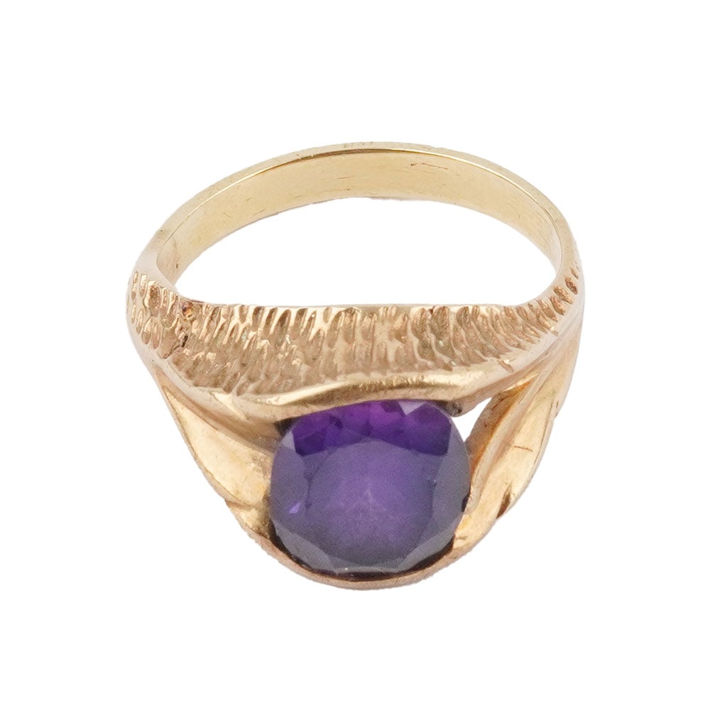 OR 10K / 10K GOLD: Description française: OR 10K / 10K GOLD Bague en or jaune 10K sertie d'une améthyste. Poids brut: 8.5 g Taille: 10.5 US English Description: 10K GOLD 10K yellow gold ring set with an amethy