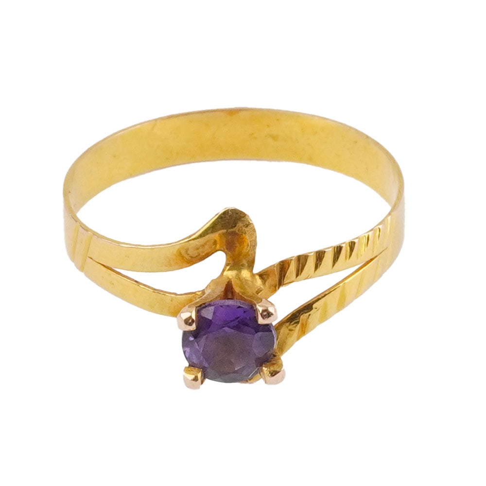OR 10K / 10K GOLD: Description française: OR 10K / 10K GOLD Bague en or jaune 10K sertie d'une améthyste. Poids brut: 1.3 g Taille: 7.75 US English Description: 10K GOLD 10K yellow gold ring set with an