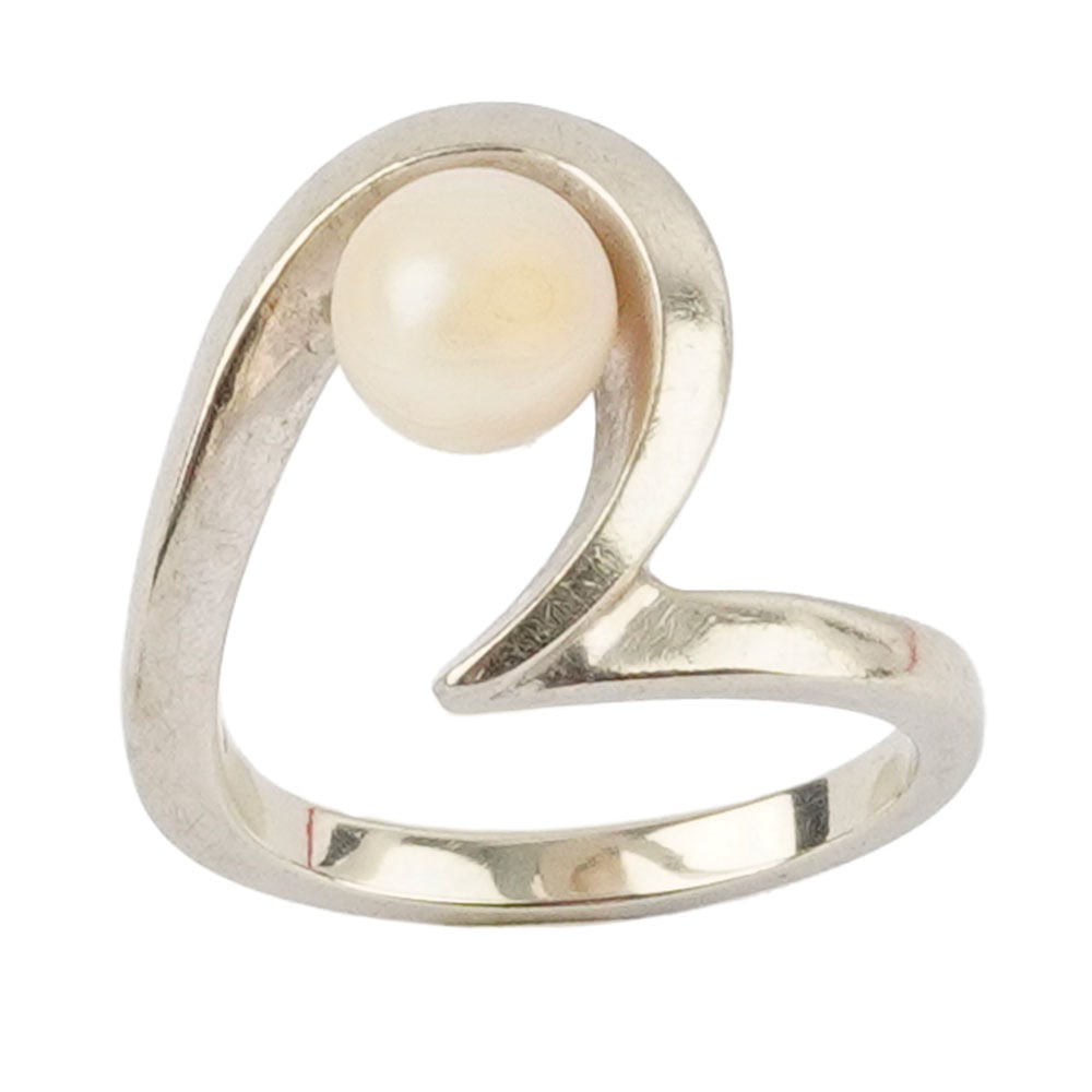 OR 18K / 18K GOLD: Description française: OR 18K / 18K GOLD Bague en or blanc 18K serti d'une perle Poids brut: 4.5 g Taille: 4.5 US English Description: 18K GOLD 18K white gold ring set witrh a pearl Gross