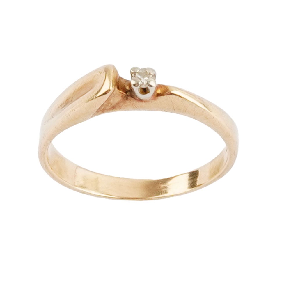 OR 10K / 10K GOLD: Description française: OR 10K / 10K GOLD Bague en or jaune 10K sertie d'un petit diamant. Poids brut: 2.0 g Taille: 6 US English Description: 10K GOLD 10K yellow gold ring set with a small