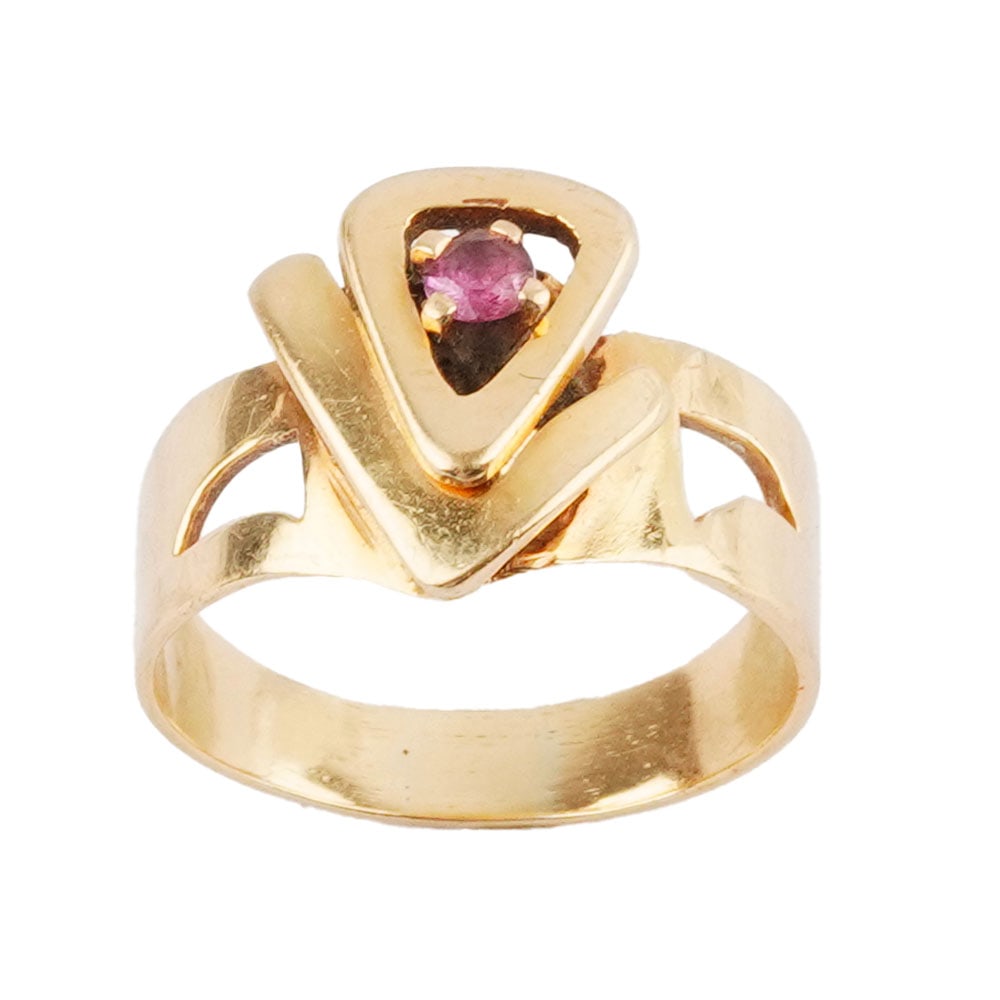 OR 10K /10K GOLD: Description française: OR 10K /10K GOLD Bague en or jaune 10K sertie d'une pierre rose. Poids brut: 4.4 g Taille: 7.5 US English Description: 10K GOLD 10K yellow gold ring set with a pink stone.