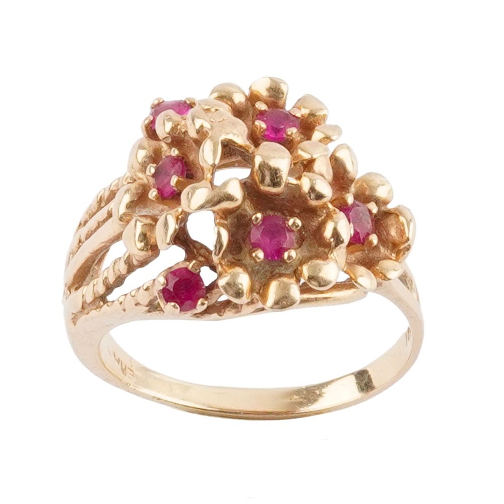 OR 10K / 10K GOLD: Description française: OR 10K / 10K GOLD Bague en or jaune 10K sertie de rubis synthétiques. Poids brut: 5.5 g Taille: 7.5 US English Description: 10K GOLD 10K yellow gold ring set with synt