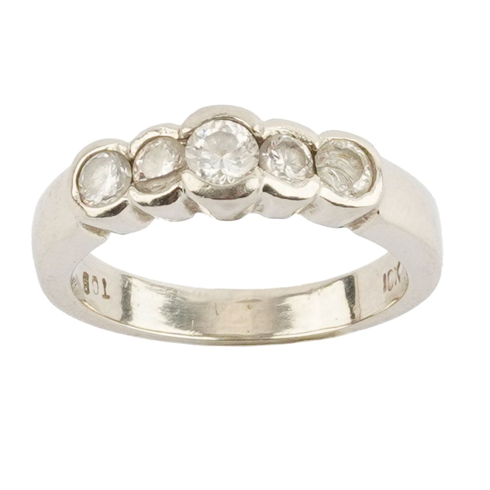 OR 10K / 10K GOLD: Description française: OR 10K / 10K GOLD Bague en or blanc 10K sertie de pierres brillantes Poids brut: 3.8 g Taille: 5.5 US English Description: 10K GOLD 10K white gold ring set with brilliant s