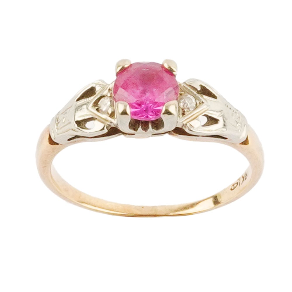 OR 14K / 14K GOLD: Description française: OR 14K / 14K GOLD Bague en or jaune 14K sertie d'une pierre rose épaulé de deux diamants montés sur or blanc 18K. Poids brut: 2.1 g Taille: 4 US English
