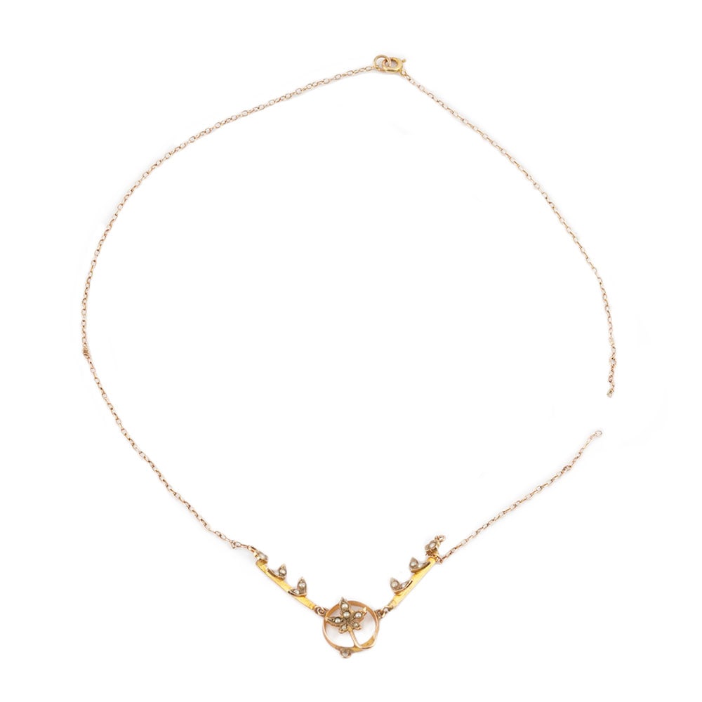 OR 10K / 10K GOLD: Description française: OR 10K / 10K GOLD Lot en or jaune 10K comprenant : - une fine chaîne orné petites perles, - paire de boucles d'oreilles orné de perle ( ataches manquant)