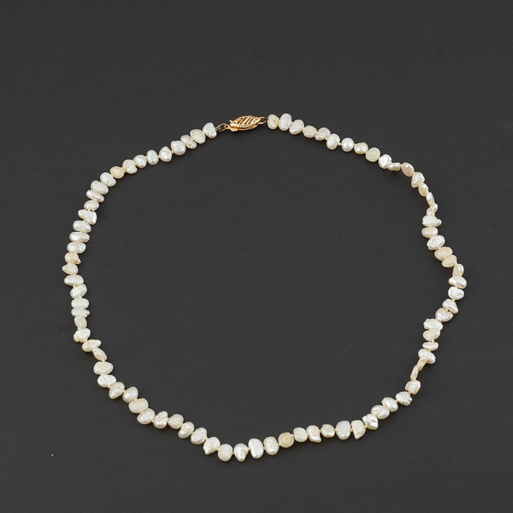 PERLES / PEARLS: Description française: PERLES / PEARLS Collier composé de perles d'eau douce, fermoir en or jaune 14K. Longueur: 42 cm - 16.5" English Description: PEARLS Necklace made of freshwater