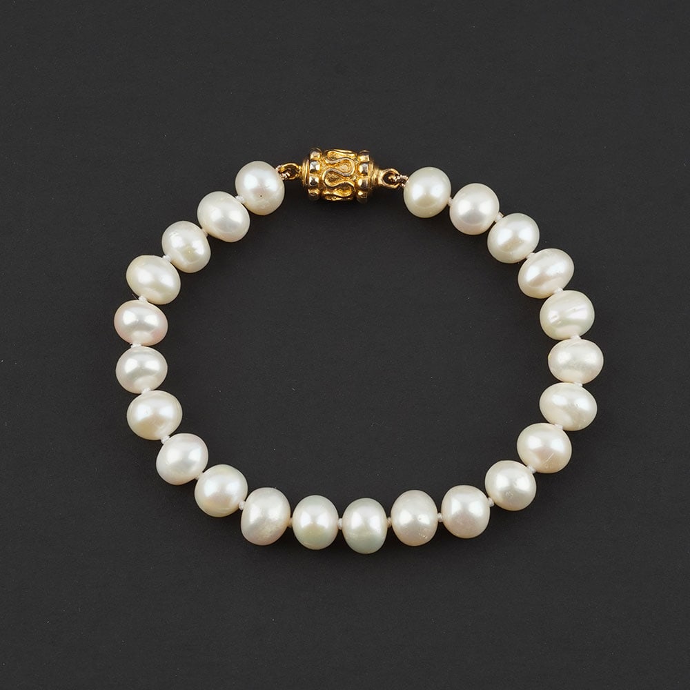 PERLES / PEARLS: Description française: PERLES / PEARLS Bracelet composé de perles d'eau douce, fermoir aimanté en métal doré. Longueur: 20 cm - 8" English Description: PEARLS Bracelet made