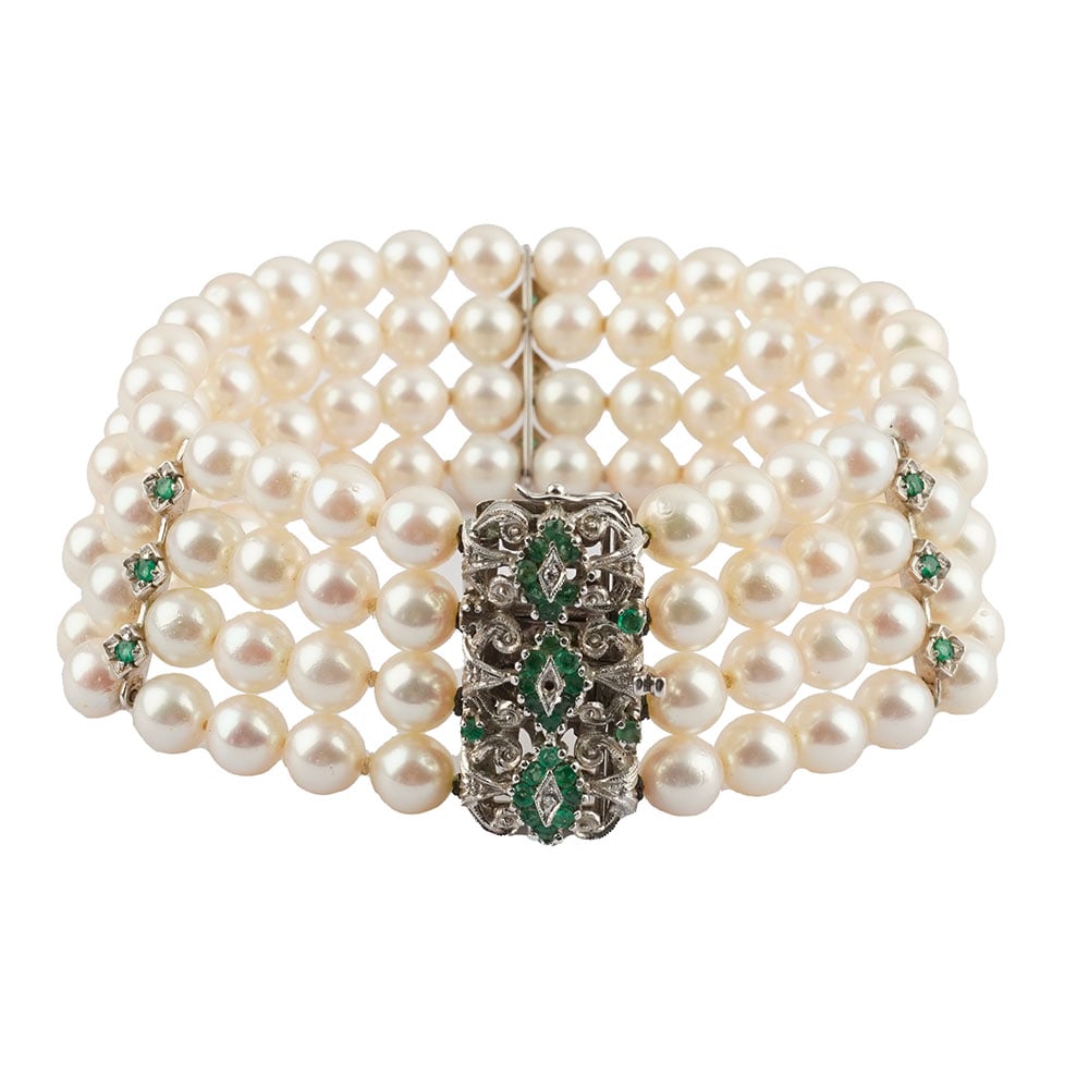 PERLES AKOYA, OR 18K / AKOYA PEARLS: Description française: PERLES AKOYA, OR 18K / AKOYA PEARLS Bracelet composé de 4 rangs de perles rondes Akoya de culture de 6.0 mm environ, unis par les attaches, fermoir en or blanc 18K