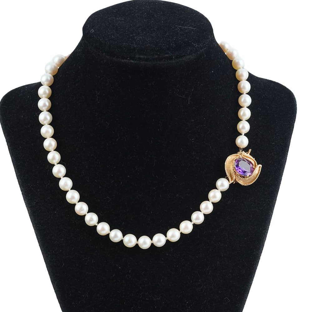 PERLES AKOYA, OR 14K /AKOYA PEARLS: Description française: PERLES AKOYA, OR 14K / AKOYA PEARLS Collier composé de perles rondes Akoya de culture de 8.0 mm environ, fermoir en or jaune 14K orné de saphir synthétique.