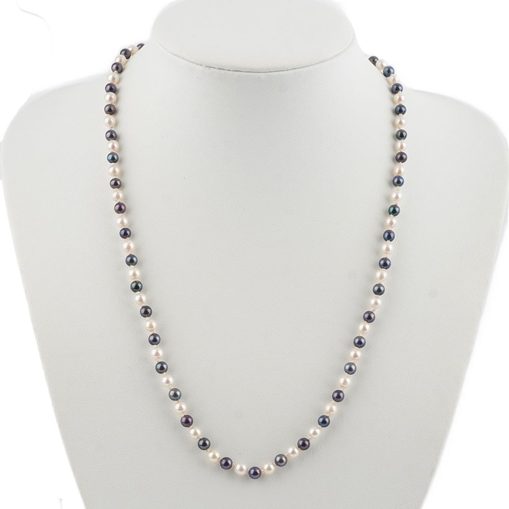 PERLES, OR 14K / PEARLS: Description française: PERLES, OR 14K / PEARLS Collier composé de perles blanches et teintées d'environ 4.5 mm, fermoir en or jaune 14K. Longueur: 51 cm - 20" English Description: