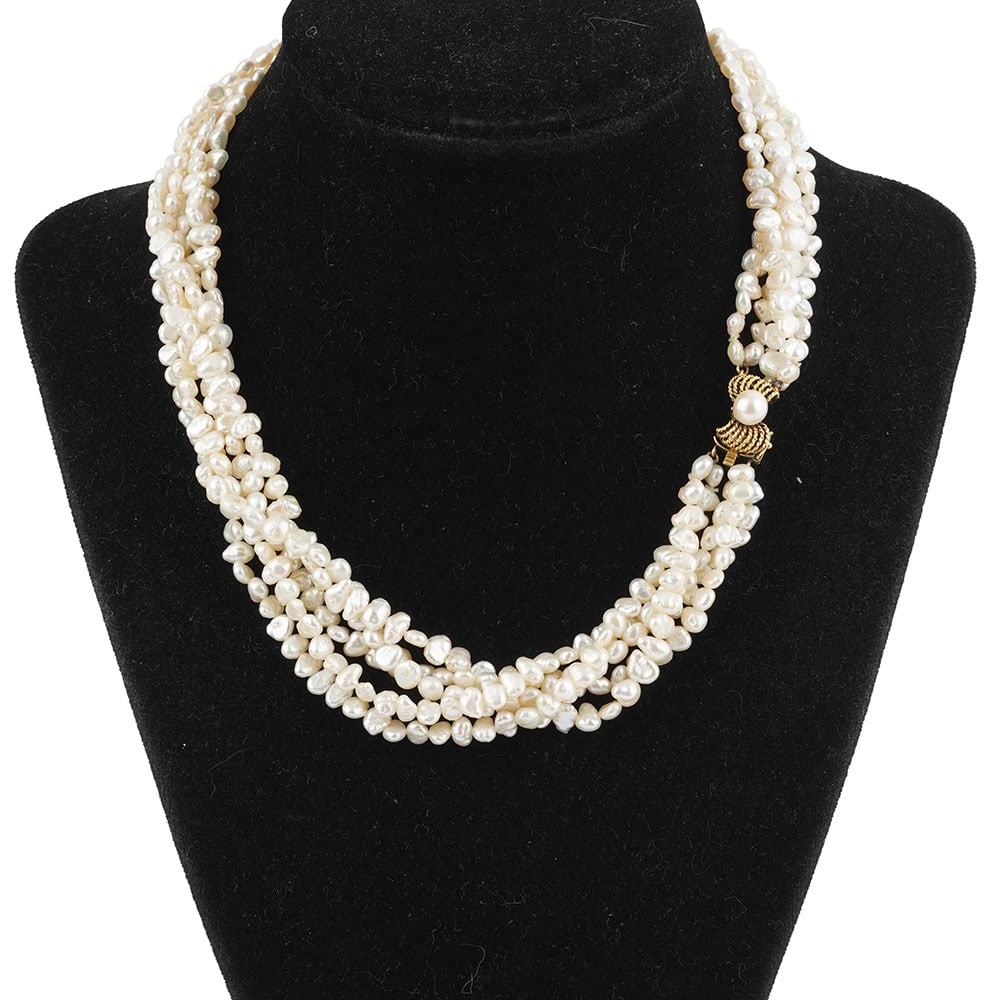 PERLES, OR 14K / PEARLS: Description française: PERLES, OR 14K / PEARLS Collier composé de 5 rangs de perles d'eau douce, fermoir en or 14K orné d'une perle rond. Longueur: 41 cm - 16.25" English Description: