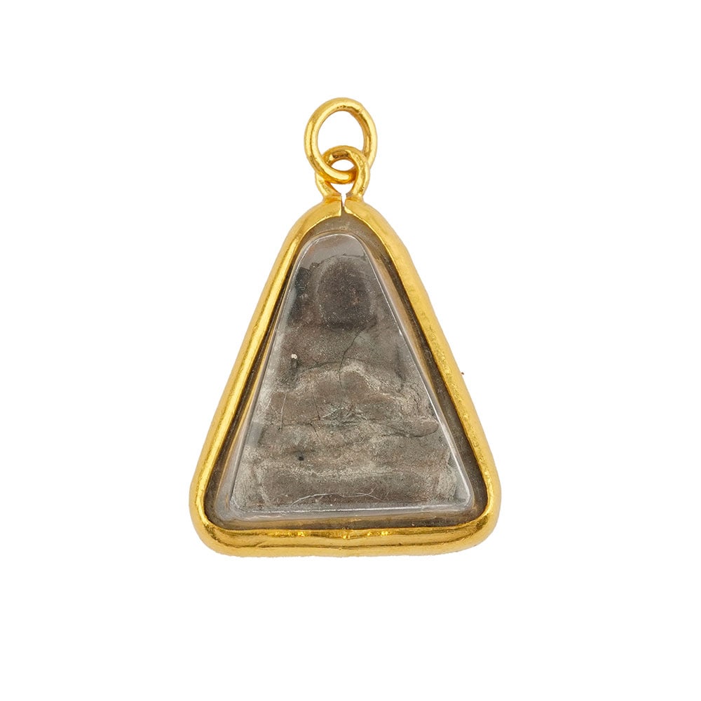 AMOULETTE / 24K GOLD: Description française: AMOULETTE / 24K GOLD Pendentif - amulette stylisant un Bouddha en pierre et ornée d'un contour en or 24K ( testé 100%) Dimensions: 5 x 3.3 cm - 2 x 1.3" English