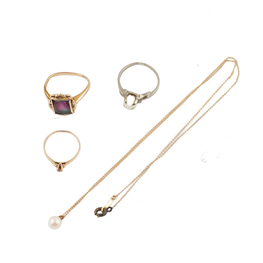 OR 10K / 10K GOLD: Description française: OR 10K / 10K GOLD Lot de bijoux en or 10K. Poids brut: 6.0 g English Description: 10K GOLD Lot of 10K gold jewelry. Gross weight: 6.0 g