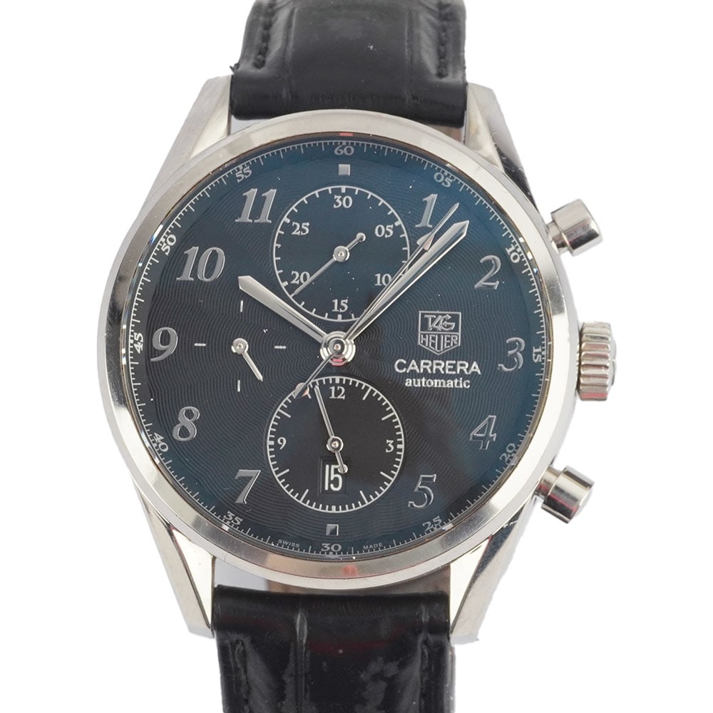 TAG HEUER: Description française: TAG HEUER Montre Tag Heuer Carrera Heritage Calibre 16 Chronographe, boîtier en acier, cadran noir, chiffres arabes appliqués pour les heures. Réf: CAS2110,
