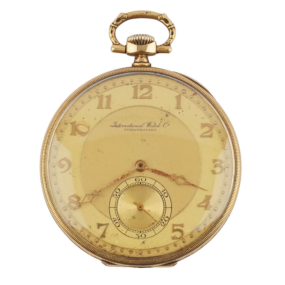 INTERNATIONAL WATCH: Description française: INTERNATIONAL WATCH Montre à gousset International Watch Schaffhausen en or jaune 14K, boitier de 50 mm, cadran doré , chiffres arabes appliqués pour les