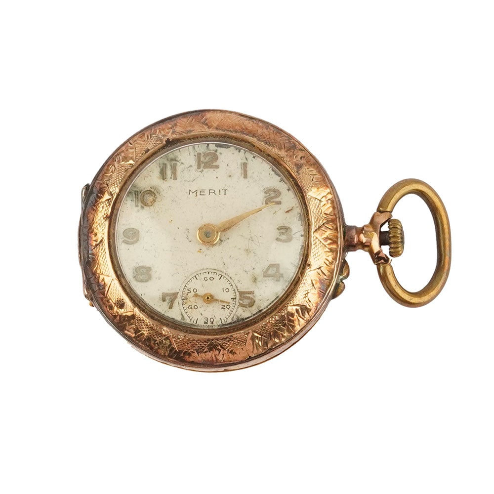 MERIT - SEELAND WATCH: Description française: MERIT - SEELAND WATCH Co Montre à gousset Merit, boîtier de 27 mm en or 14K, cadran blanc, chiffres arabes appliqués pour les heures,seconde à 6h,