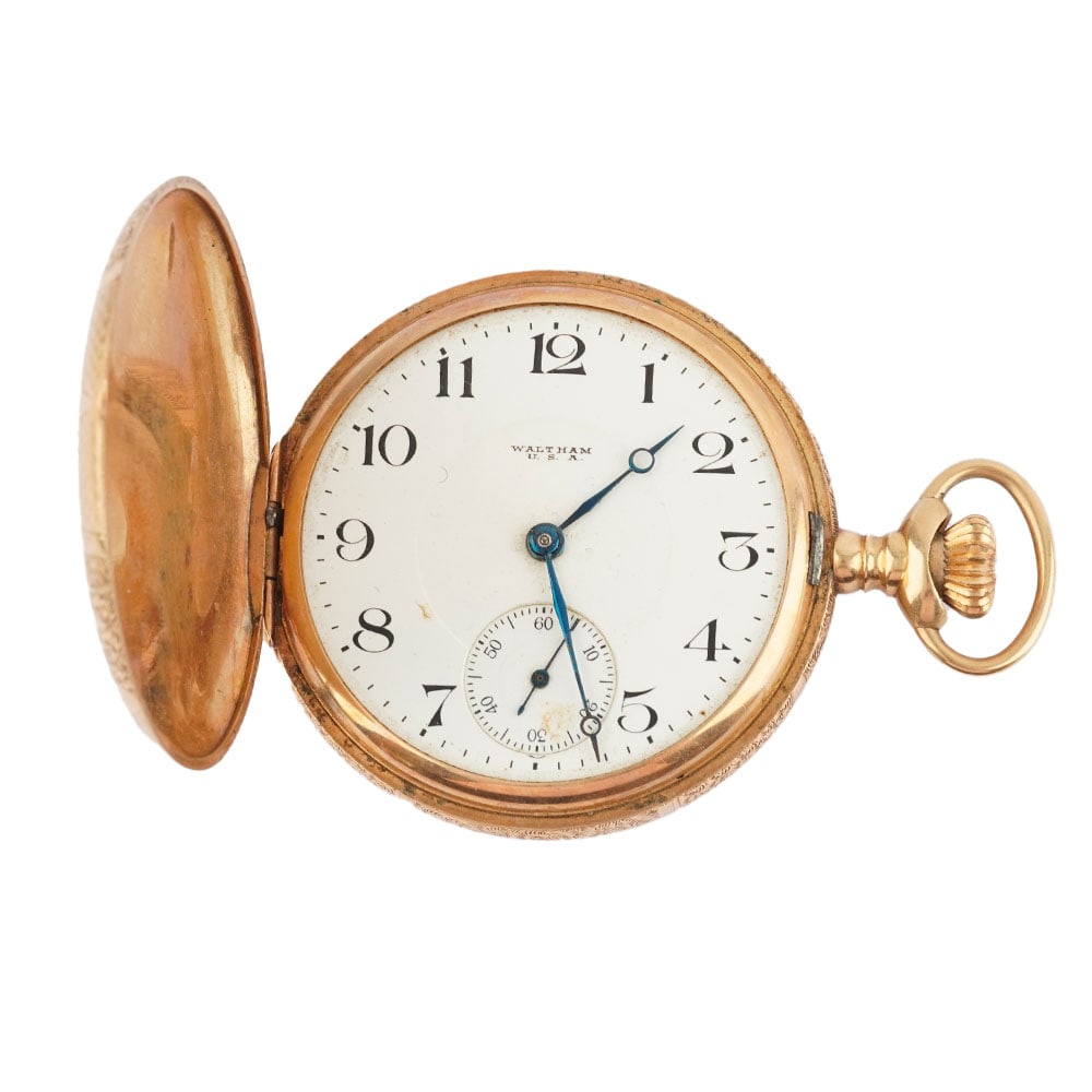 WALTHAM: Description française: WALTHAM Montre à gousset Waltham en or 14K, boîtier de 48 mm, cadran blanc, chiffres arabes appliqués pour les heures, seconde à 6h, mouvement